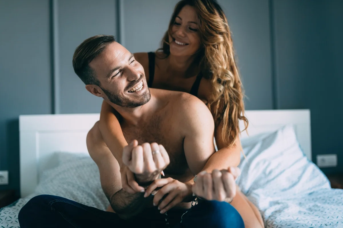 femme et homme jouant à des jeux de domination au lit 2021 08 26 17 33 09