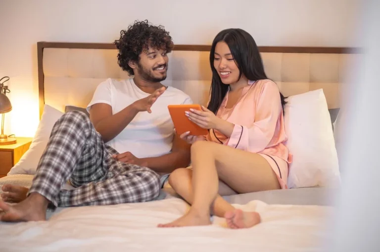4 Proven Ways To Hook Up With Someone On Snapchat - Victoria Milan
